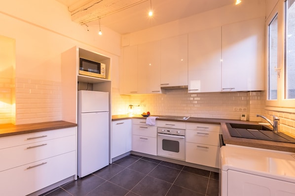 Fridge, microwave, oven, dishwasher