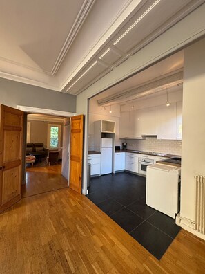 Kühlschrank, Mikrowelle, Ofen, Geschirrspüler