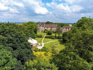 Exterior - Beautiful Giant Glamping Yurt: Sleeps 8 (Scunthorpe, UK)