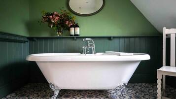 Een haardroger, handdoeken, zeep, shampoo