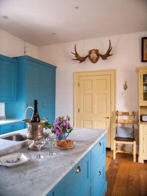 Réfrigérateur, four, plaque de cuisson, lave-vaisselle