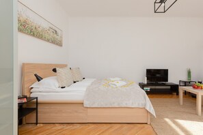 Living room - Elektoralna in the Heart of Warsaw (Warsaw)