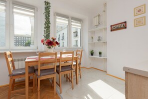 Microwave, cookware/dishes/utensils - Elektoralna in the Heart of Warsaw (Warsaw)