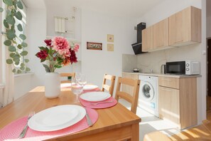 Micro-ondas, talheres/pratos/utensílios de cozinha