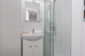 Shower, towels - Elektoralna in the Heart of Warsaw (Warsaw)