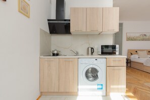 Micro-ondas, talheres/pratos/utensílios de cozinha