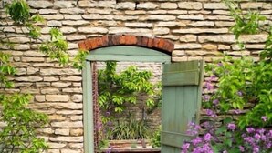 A stone wall with a wooden gate leading to a garden. - Annex Suite: Sleeps 2 (Scunthorpe)