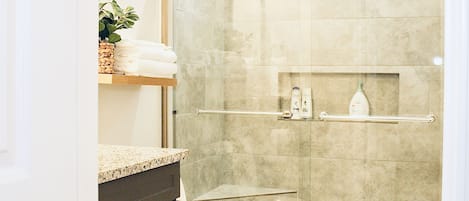 Douche, séchoir à cheveux, serviettes fournies