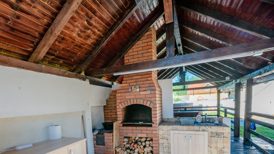 House - Sleeps up to 11, hot tub & Free Parking