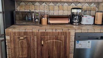 Cabin | Private kitchen | Fridge, microwave, oven, stovetop