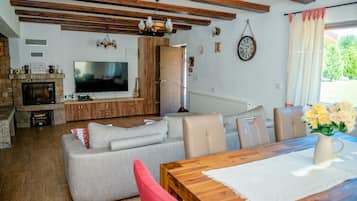 Cabin | Living room | Fireplace