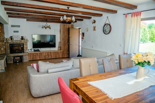 Cabin | Living room | Fireplace