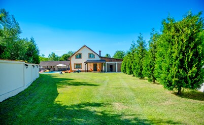 House - Sleeps up to 11, hot tub & Free Parking