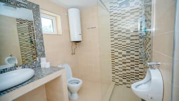 Cabin | Bathroom | Shower, hair dryer, towels
