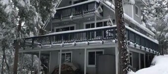 Breckenridge Chalet near Yosemite. Nestled in the Pines. Sleeps 6. Dog friendly!