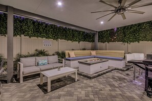 Terrace/patio - Breezin': Pool, Spa, Fire Pit, Foosball and more! (Indio)