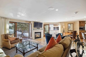 Una televisión, una chimenea