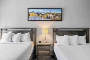 2 habitaciones, tabla de planchar con plancha, cuna de viaje y wifi 