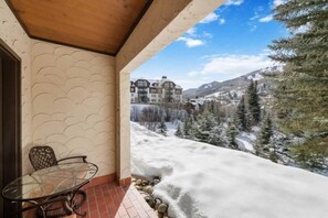 Outdoor dining - The Charter at Beaver Creek A160 (Beaver Creek)