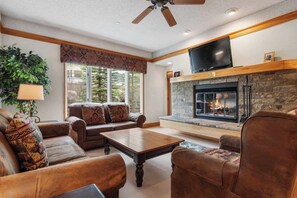 Een televisie en een open haard