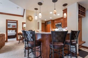 2 bedrooms, iron/ironing board, travel cot, WiFi - The Charter at Beaver Creek A240 (Beaver Creek)