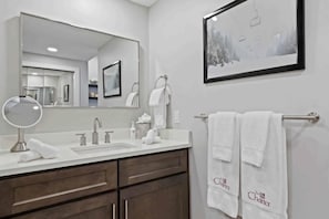 Amenidades de baño gratuitas, secadora de cabello, toallas 