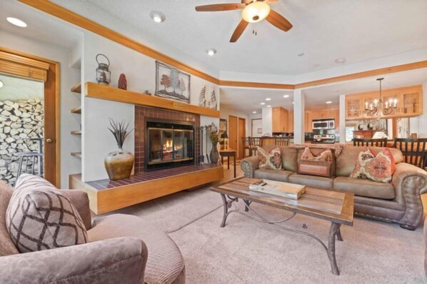 Una televisión, una chimenea