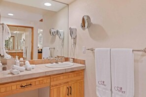 Kostenlose Toilettenartikel, Haartrockner, Handtücher