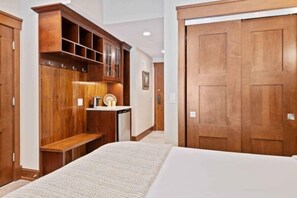 Tabla de planchar con plancha, cuna de viaje, wifi y ropa de cama