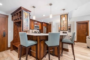 Fridge, microwave, oven, stovetop - The Charter at Beaver Creek G130 (Beaver Creek)