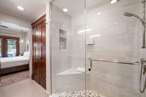 Articles de toilette gratuits, sĂšche-cheveux, serviettes fournies