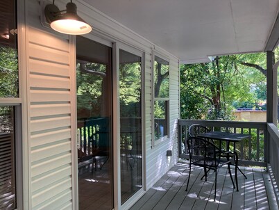 Mid-Century Modern, West Mountain Apartment, 1 minute to Downtown 