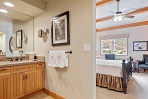 Tabla de planchar con plancha, cuna de viaje, wifi y ropa de cama