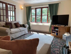 Apartment, 2 Queen Beds | Living room