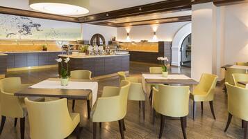 TĂ€gliches FrĂŒhstĂŒcksbuffet (22 EUR pro Person)