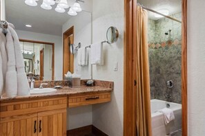 Gratis toiletartikelen, een haardroger, handdoeken