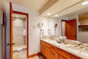 Amenidades de baño gratuitas, secadora de cabello, toallas