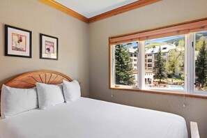 Een strijkplank/strijkijzer, reisbedje, wifi, beddengoed