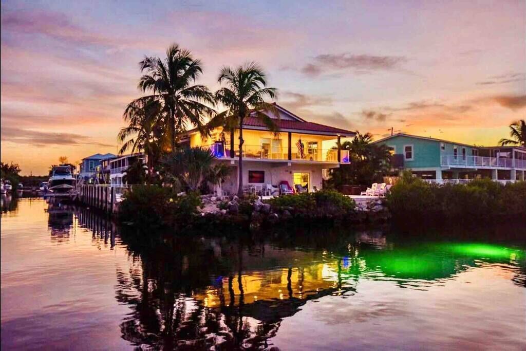 BEAUTIFUL*WATER VIEW*POOL*GYM Room*Private Dock