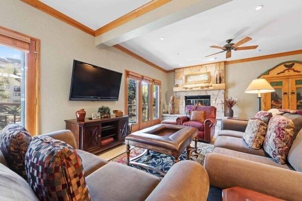 Télévision, cheminée