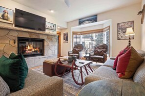 TV, fireplace - The Charter at Beaver Creek E250 (Beaver Creek)