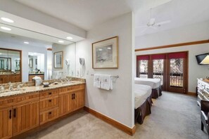 Iron/ironing board, travel cot, WiFi, bed sheets - The Charter at Beaver Creek E215 (Beaver Creek)