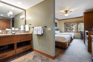 Tabla de planchar con plancha, cuna de viaje, wifi y ropa de cama