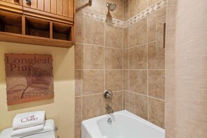 Amenidades de baño gratuitas, secadora de cabello, toallas 