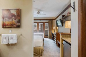 Iron/ironing board, travel cot, WiFi, bed sheets - The Charter at Beaver Creek E115 (Beaver Creek)