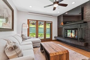 TV, fireplace - The Charter at Beaver Creek E030 (Beaver Creek)