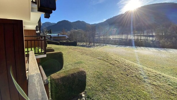 A view from a balcony overlooking a grassy area with a mountain in the background. - 1st floor, balcony, parking, tv, ski locker, 25m², Praz sur Arly (Praz-sur-Arly)