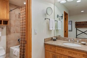 Amenidades de baño gratuitas, secadora de cabello, toallas 
