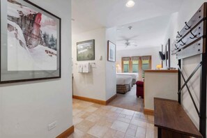 Bügeleisen/Bügelbrett, Reisekinderbett, WLAN, Bettwäsche