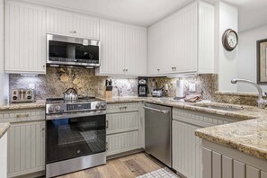 冷蔵庫、電子レンジ、オーブン、コンロ